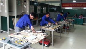 CÓ NÊN VỪA HỌC VỪA LÀM SỬA CHỮA ĐIỆN LẠNH KHÔNG