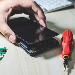 có nên học nghề sửa chữa điện thoại hay không