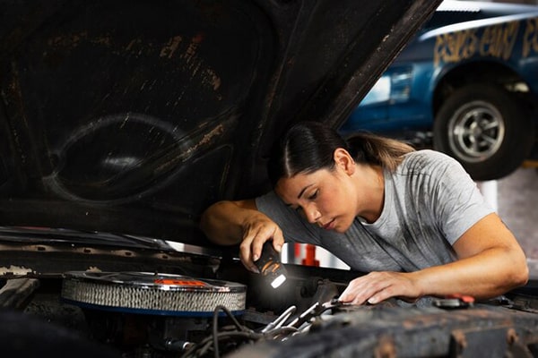 Nghề sửa chữa ô tô có dành cho nữ không?