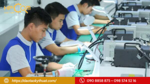 hoc-sua-chua-laptop-vi-sao-luon-hot