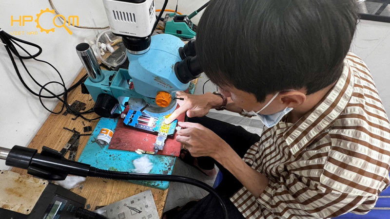 hinh-anh-lop-hoc-nghe-sua-chua-dien-thoai-di-dong-tai-hpcom-viet-nam
