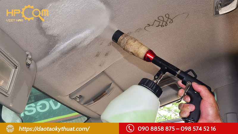 cac-buoc-ve-sinh-tran-xe-o-to-nhanh-chong