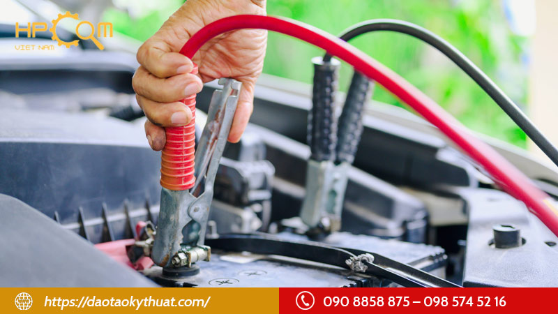 cau-binh-ac-quy-co-lam-hong-xe-khong