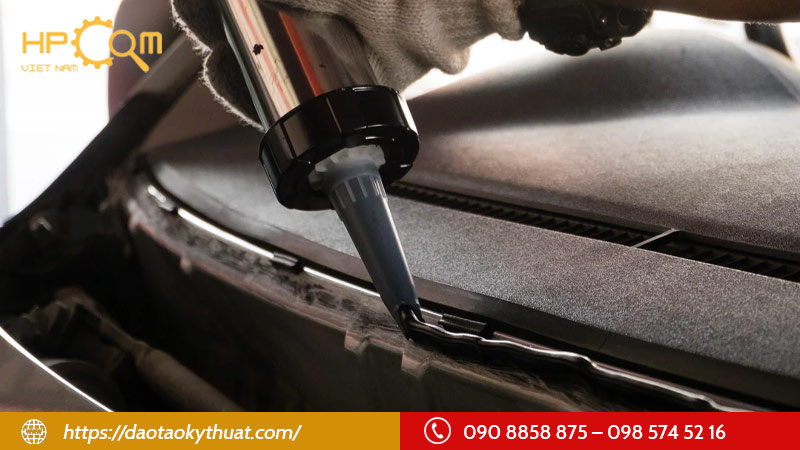 huong-dan-su-dung-keo-silicon-da-kinh-o-to