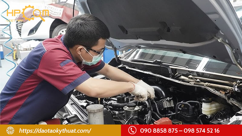 to-chat-can-co-de-tro-thanh-ky-thuat-vien-sua-chua-o-to