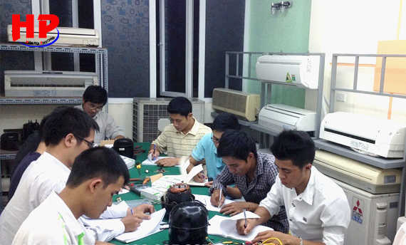 Lớp học nghề sửa chữa điện lạnh tại Trường Dạy Nghề HPCOM Việt Nam