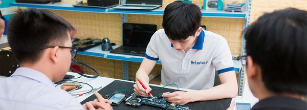 Hành nghề sửa chữa laptop của học viên Hpcom