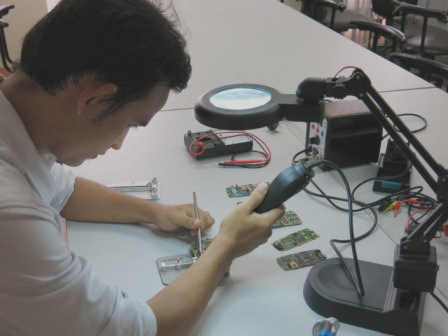 Thao tác tháo CHIPSET tại lớp học nghề sửa chữa điện thoại